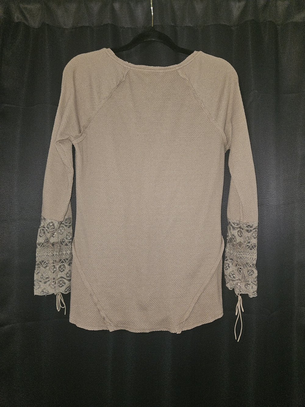 BKE Waffle Knit Thermal Top Crochet Lace Sleeve Taupe L - Picture 2 of 5